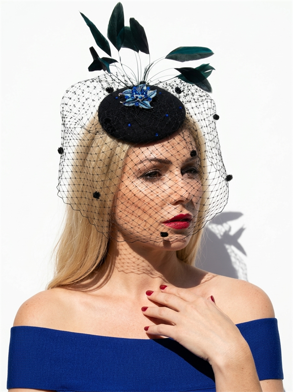 Шляпка таблетка с вуалью и голубой брошью 2963 - фото 24841