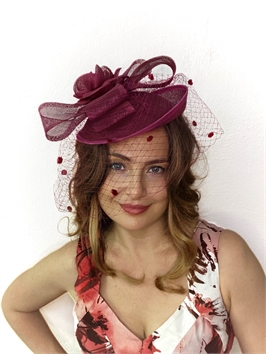 {{productViewItem.photos[photoViewList.activeNavIndex].Alt || productViewItem.photos[photoViewList.activeNavIndex].Description || 'Элегантная шляпа с цветком Элеонора цвета марсала'}}