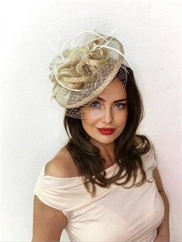 {{productViewItem.photos[photoViewList.activeNavIndex].Alt || productViewItem.photos[photoViewList.activeNavIndex].Description || '3505. Шляпка из синамей с вуалью Моника. Айвори'}}