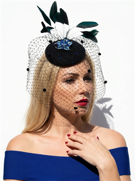 {{productViewItem.photos[photoViewList.activeNavIndex].Alt || productViewItem.photos[photoViewList.activeNavIndex].Description || 'Шляпка таблетка с вуалью и голубой брошью'}}