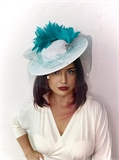 Шляпа с полями для скачек с бирюзовыми перьями. Белая 3436 - фото 24802